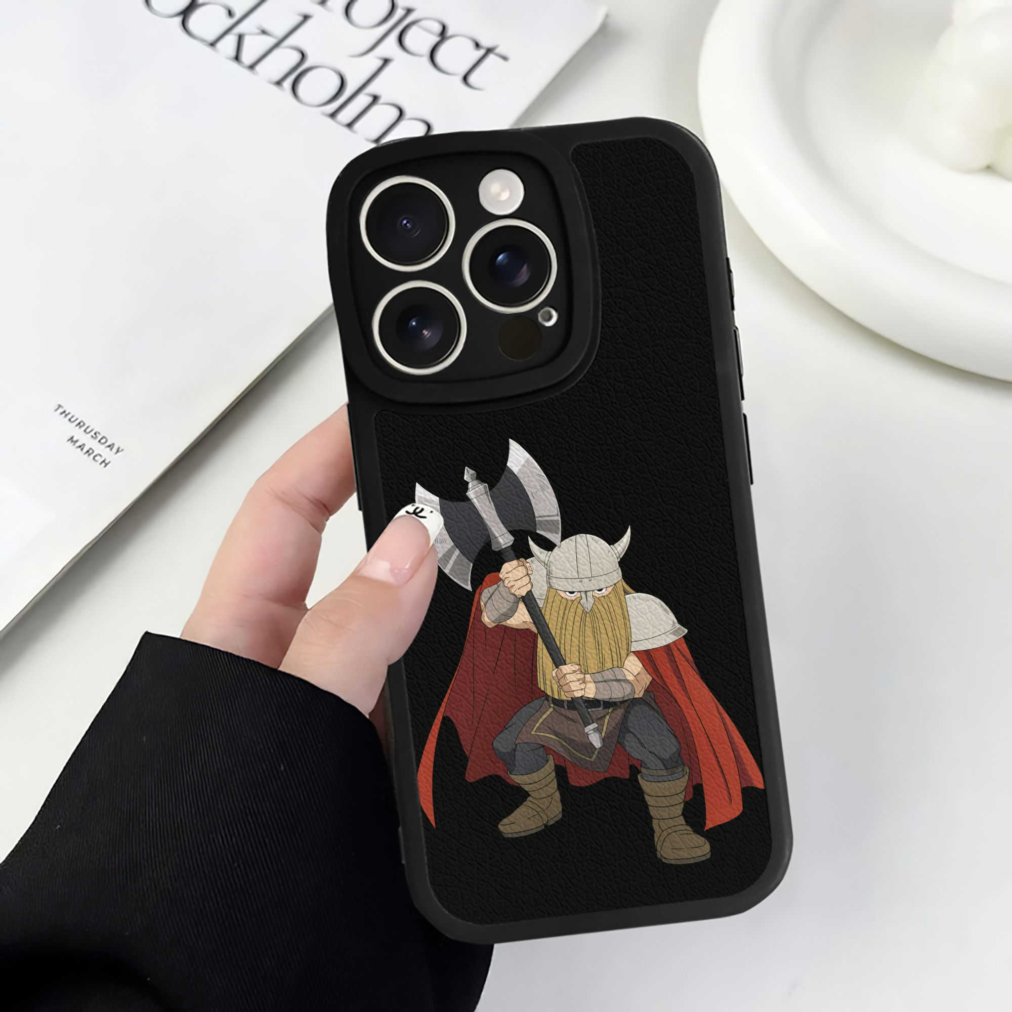 （画像用） 葬送のフリーレン Frieren 【iPhone 16シリーズ対応】シリコンスマホケース（レザー調） 材質：シリコン